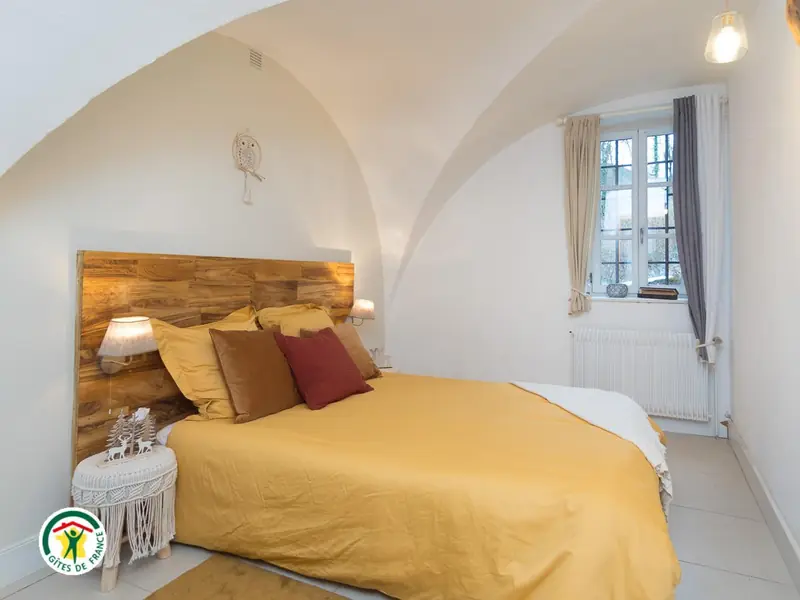 La chambre du gîte, lit double sous les voûtes blanches