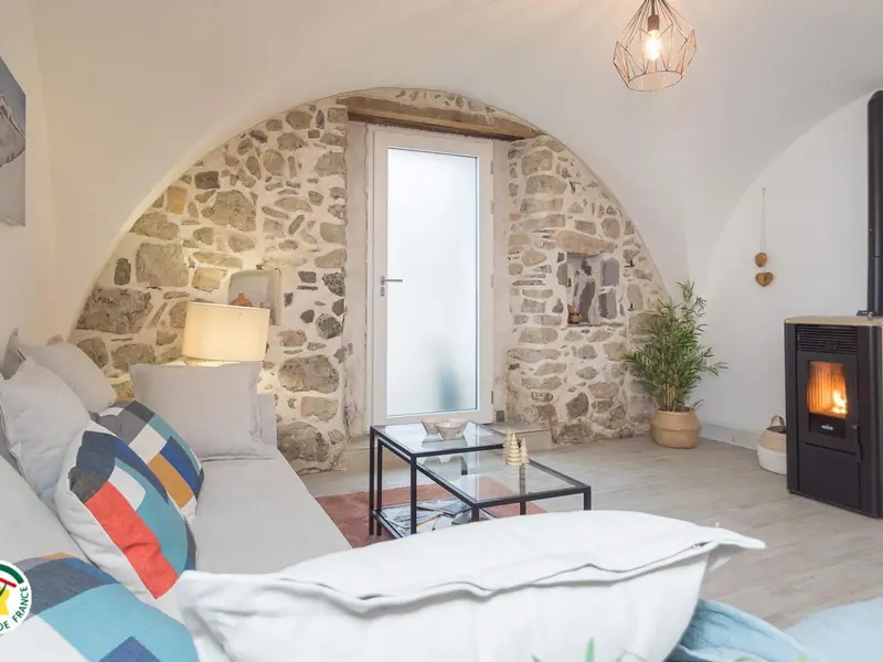 Le grand salon voûté du Gîte du Lys et son poêle à granulés allumé