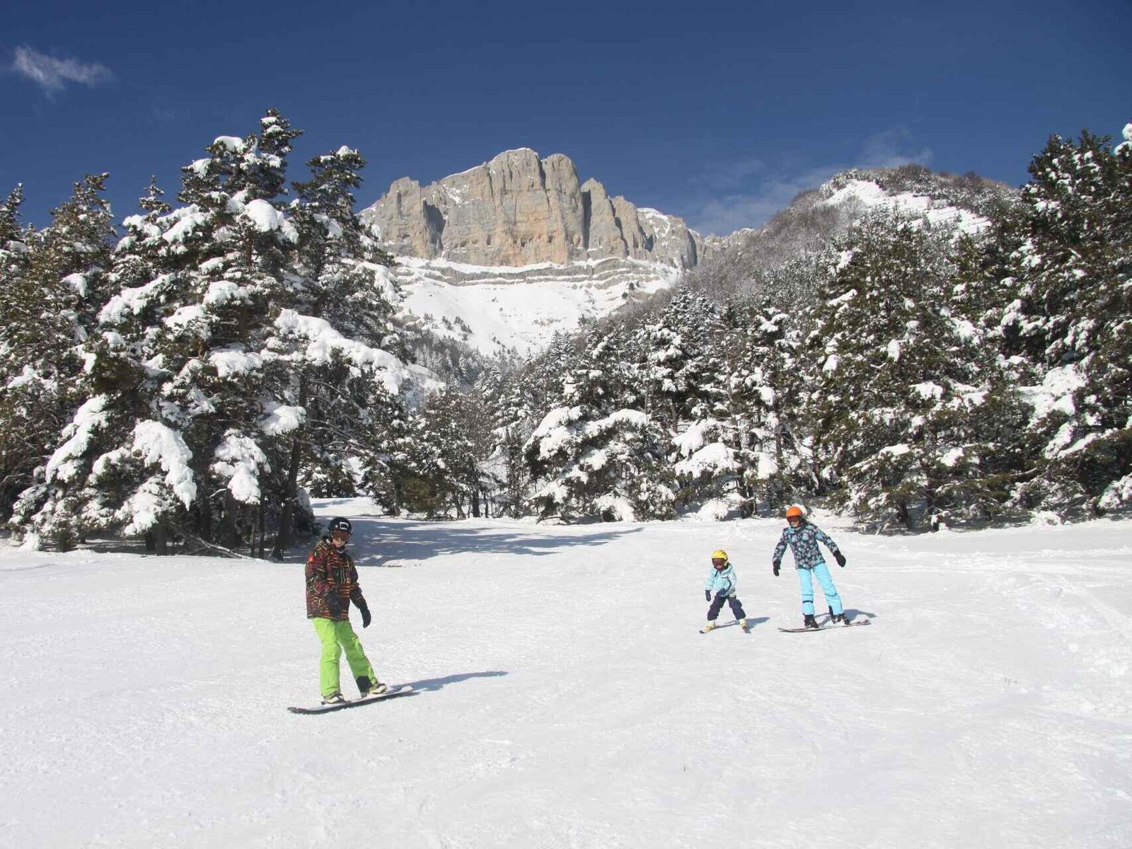 Skieurs sur les pistes enneigées près du Trièves